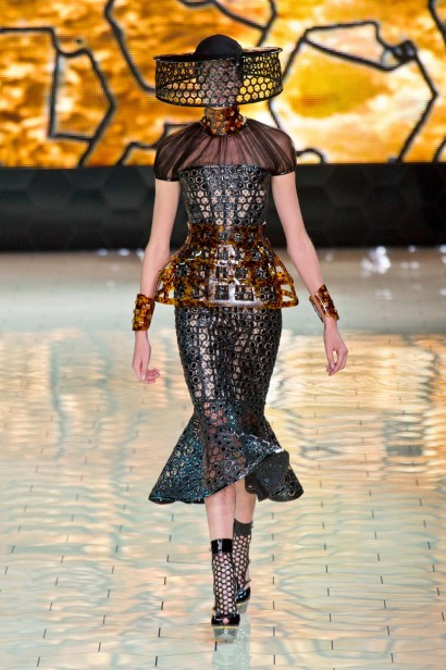 desfile-mcqueen-paris-verao-2013-109