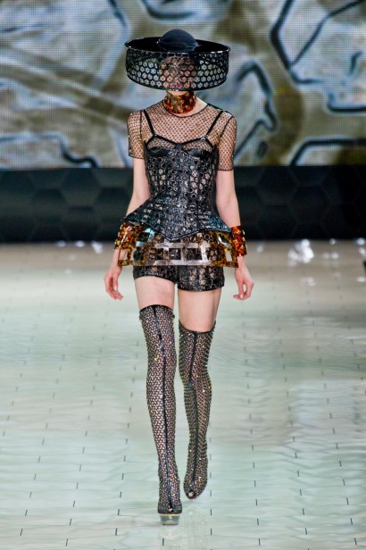 desfile-mcqueen-paris-verao-2013-110