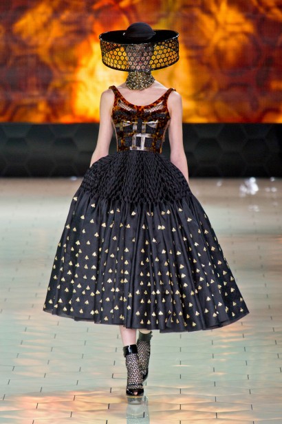 desfile-mcqueen-paris-verao-2013-125