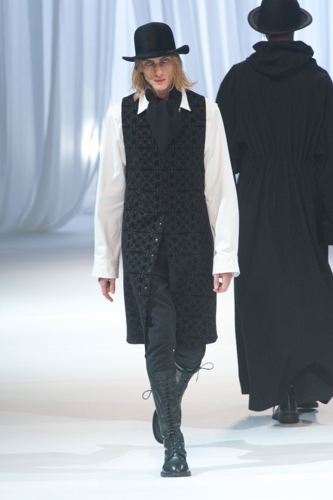 desfile-ann-demeulemeester-mennverno2013-06