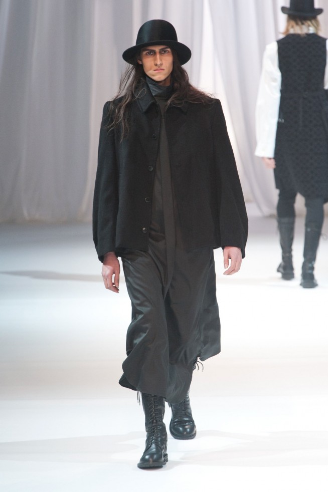 desfile-ann-demeulemeester-mennverno2013-07