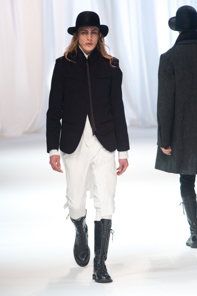 desfile-ann-demeulemeester-mennverno2013-21