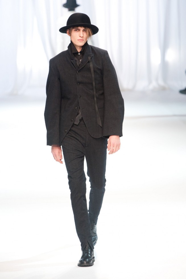 desfile-ann-demeulemeester-mennverno2013-27