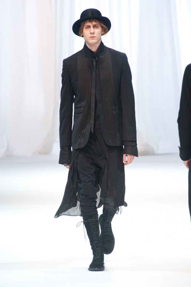 desfile-ann-demeulemeester-mennverno2013-30