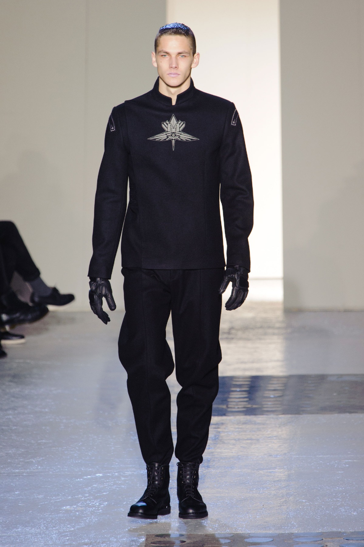 desfile-mugler-paris-mennverno2013-01