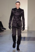 desfile-mugler-paris-mennverno2013-08
