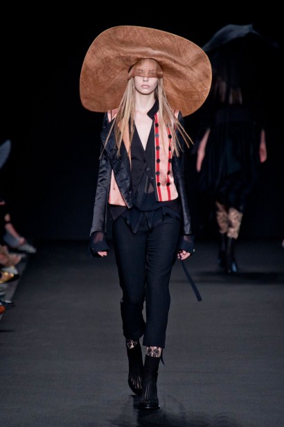 desfile-ann-demeulemeester-verao-2014-013