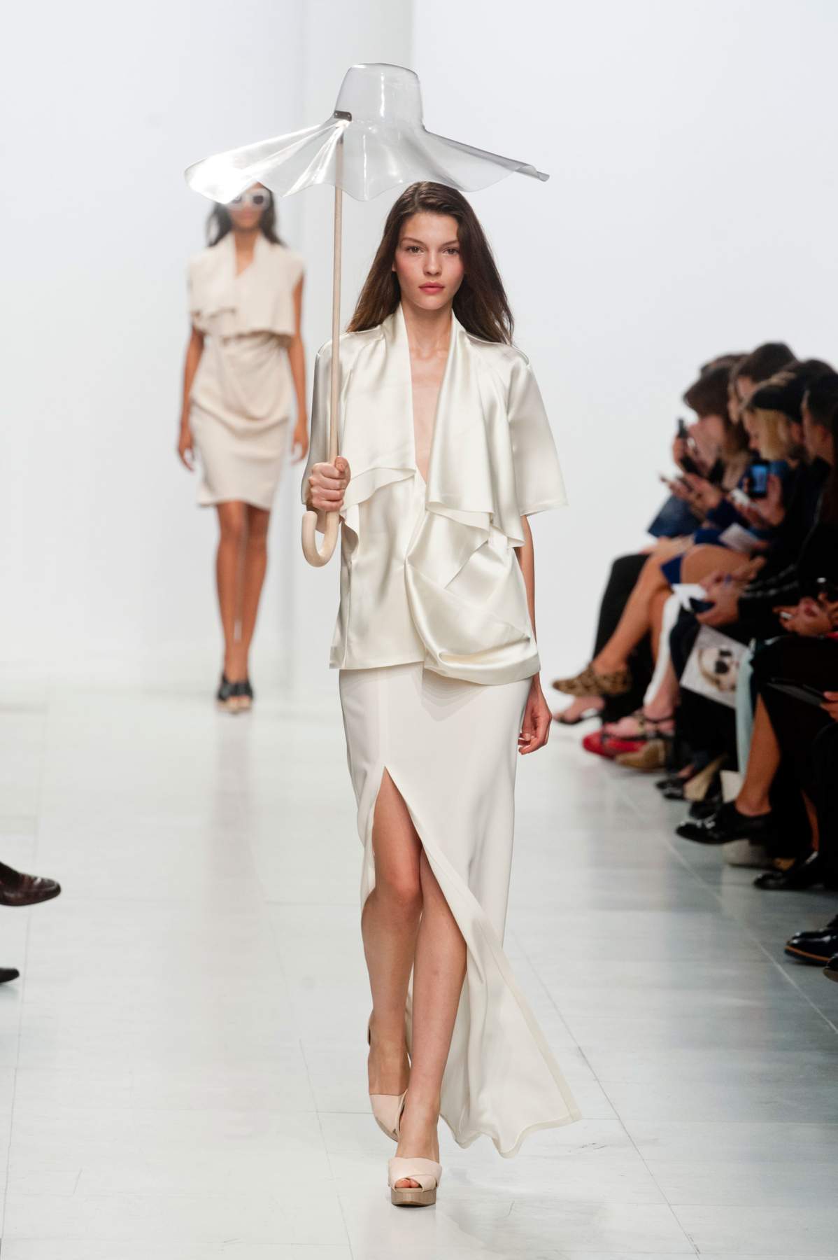 desfile-chalayan-paris-ss2014-17