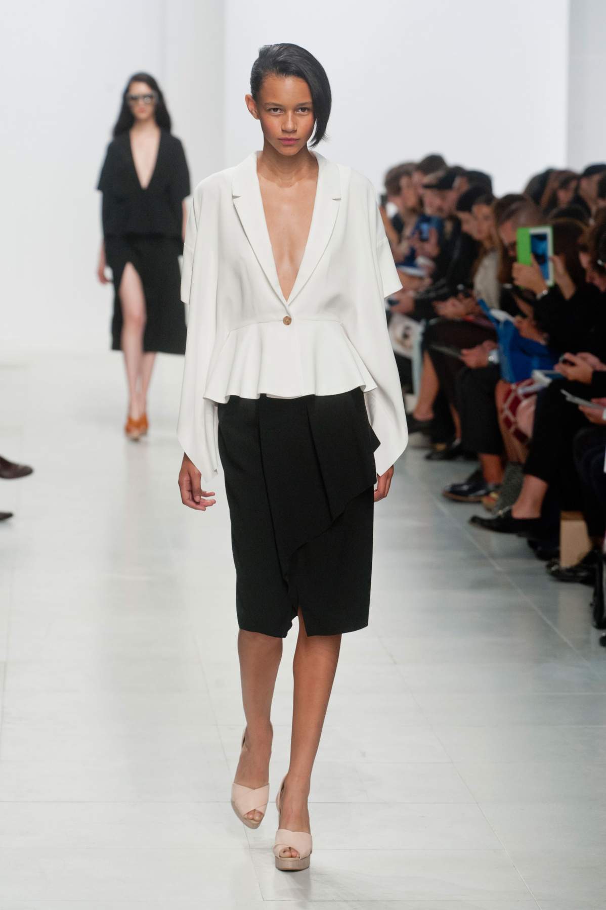 desfile-chalayan-paris-ss2014-19