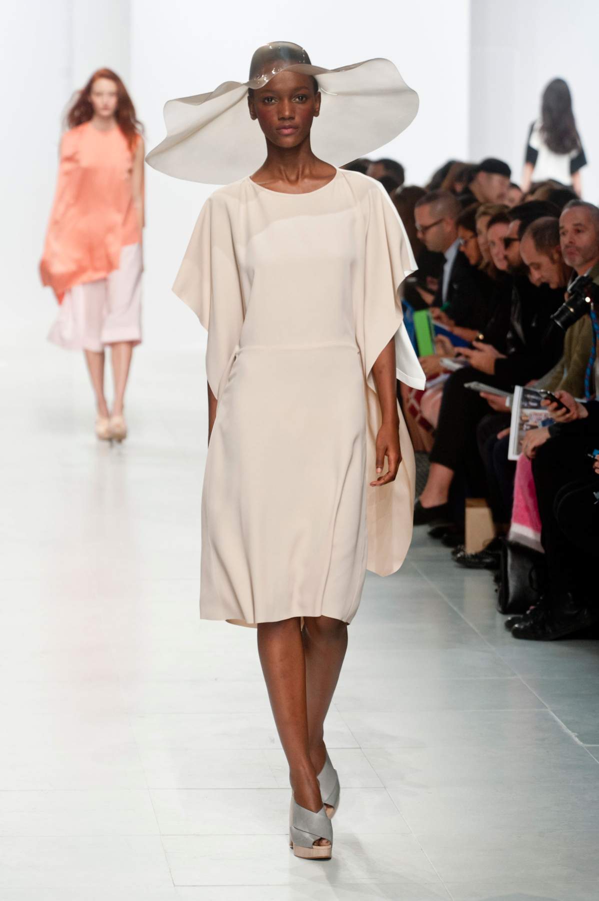 desfile-chalayan-paris-ss2014-23