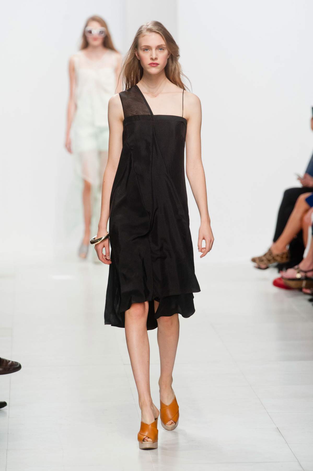 desfile-chalayan-paris-ss2014-27