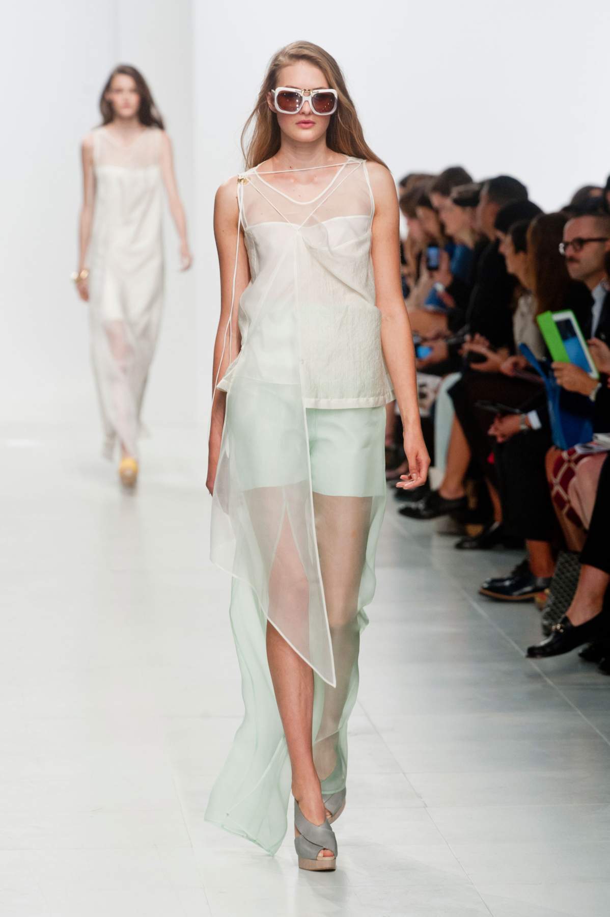 desfile-chalayan-paris-ss2014-28