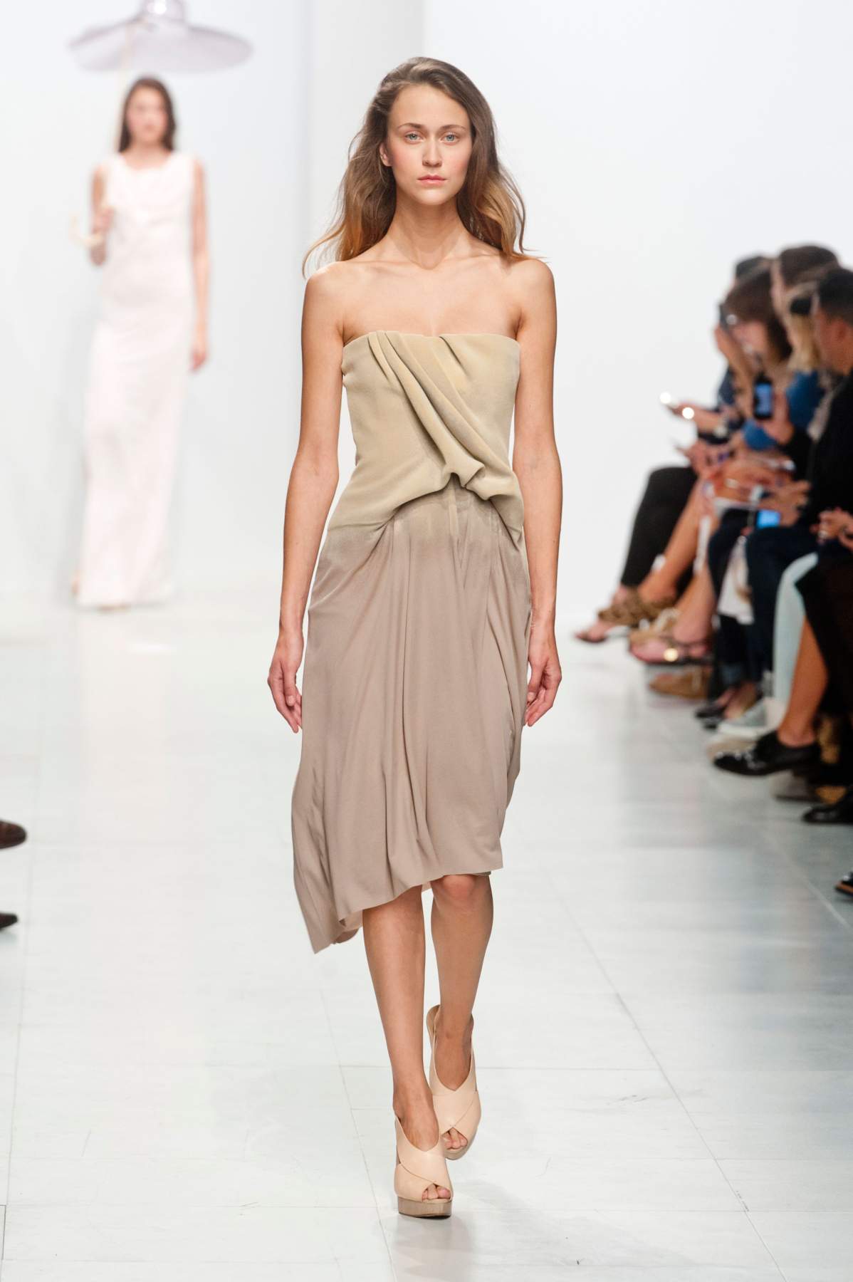 desfile-chalayan-paris-ss2014-38