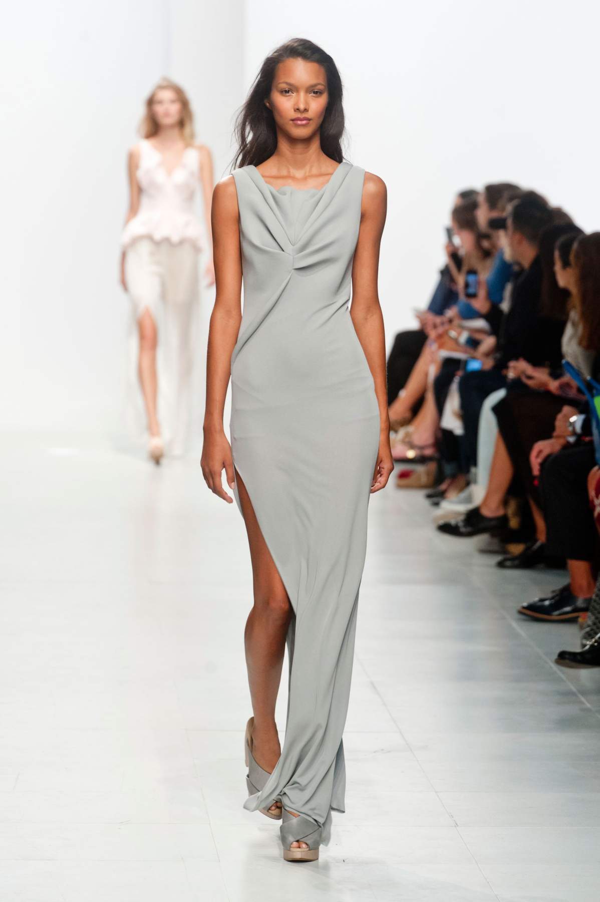 desfile-chalayan-paris-ss2014-40
