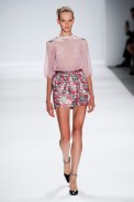 desfile-custo-barcelona-nova-york-verao-2014-001