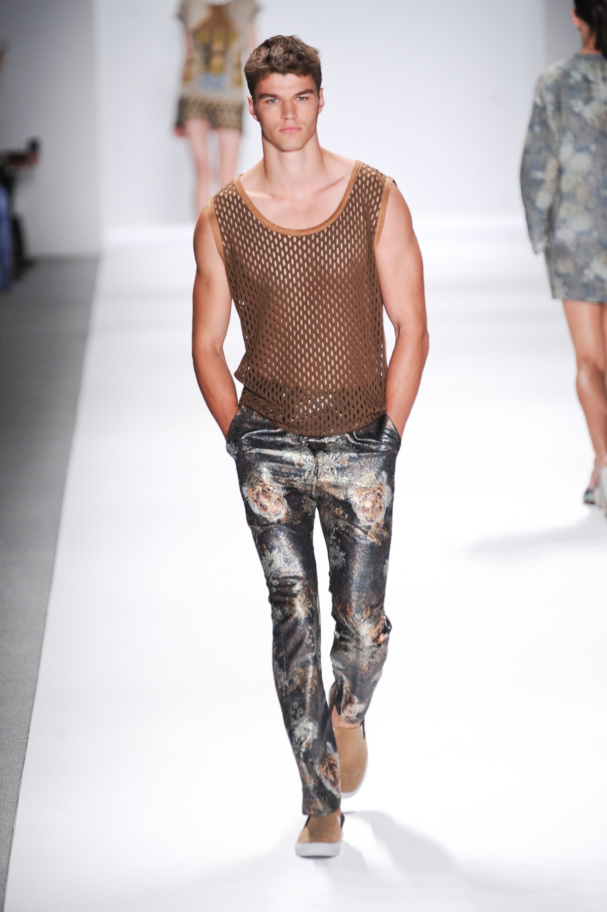 desfile-custo-barcelona-nova-york-verao-2014-023