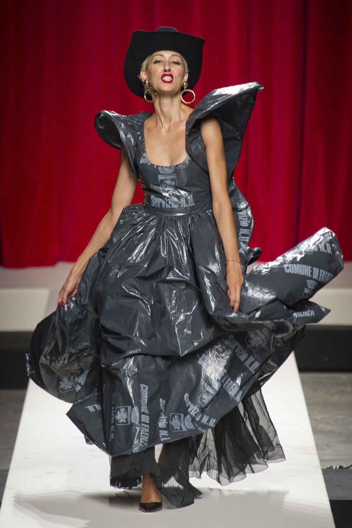 desfile-moschino-verao-2014-004