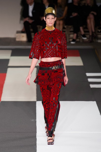 desfile-mcqueen-verao-2014-003