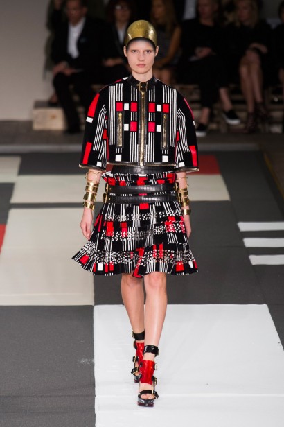 desfile-mcqueen-verao-2014-005