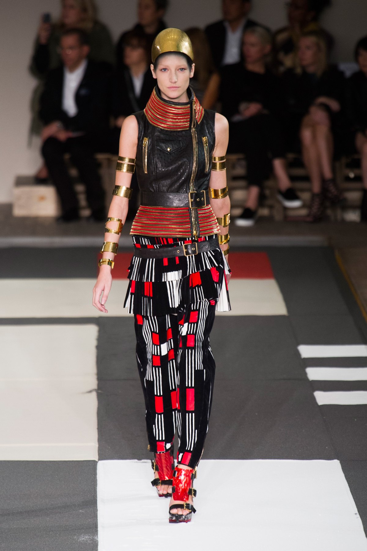 desfile-mcqueen-verao-2014-006
