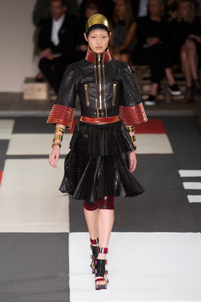desfile-mcqueen-verao-2014-007