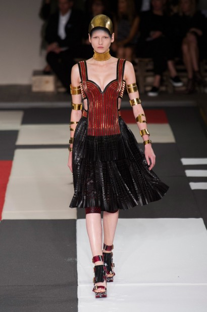 desfile-mcqueen-verao-2014-008