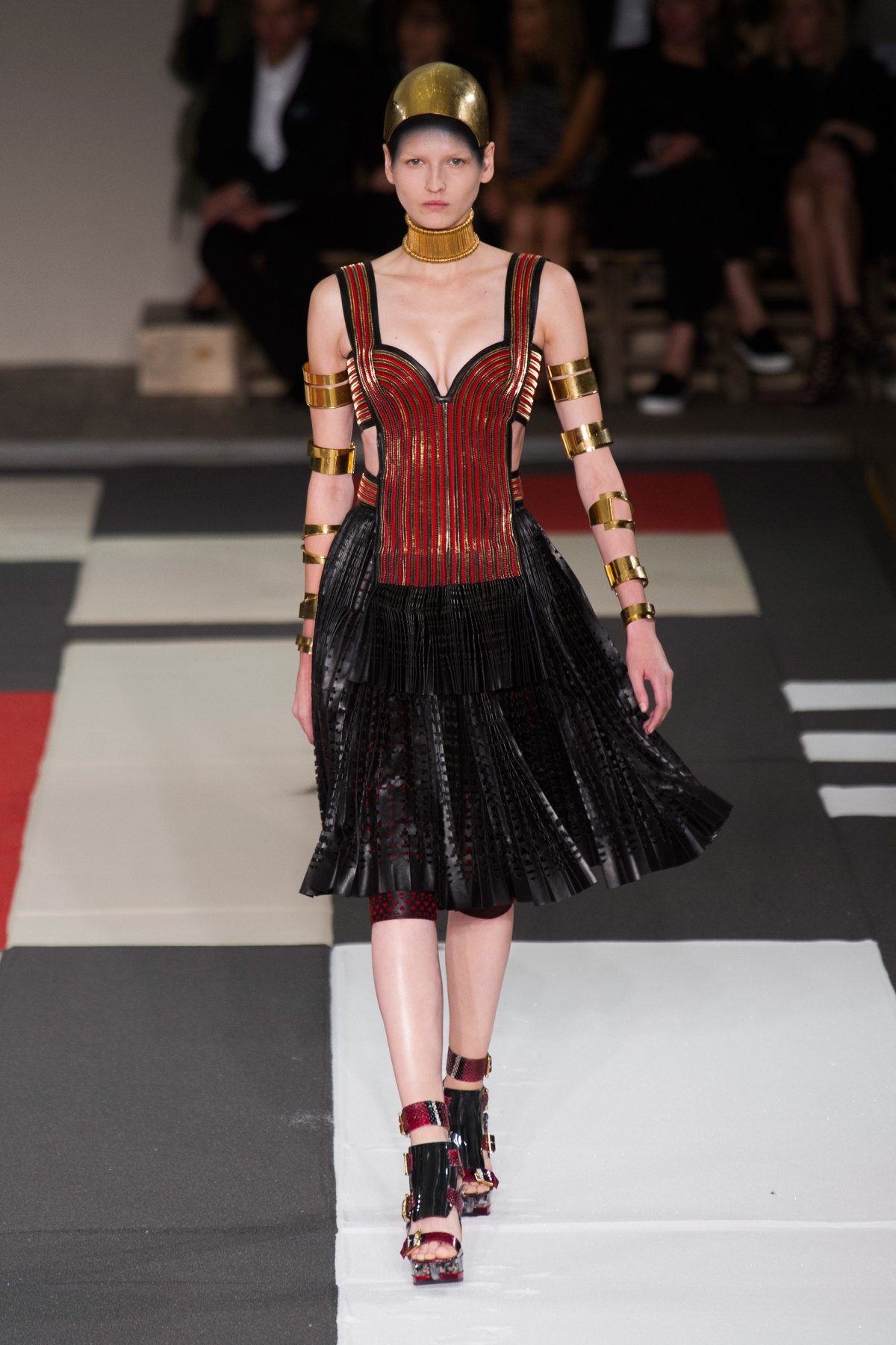 desfile-mcqueen-verao-2014-008
