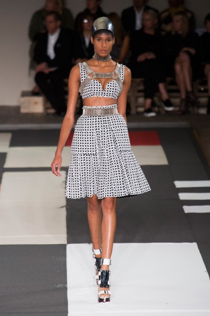 desfile-mcqueen-verao-2014-011
