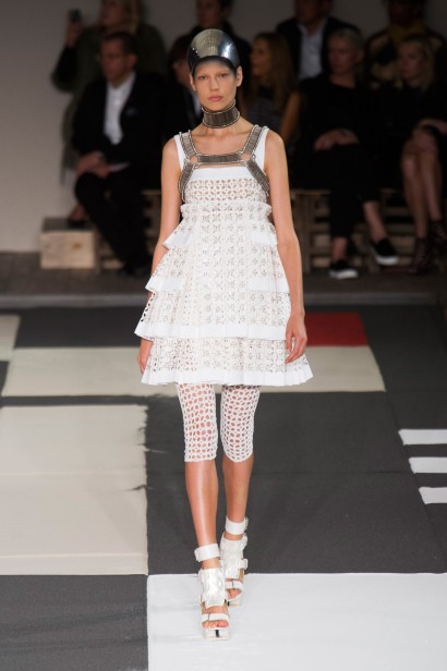 desfile-mcqueen-verao-2014-013