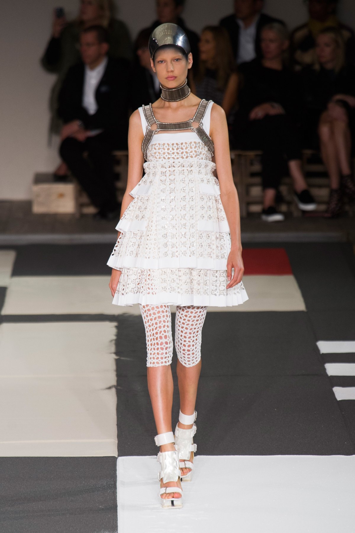 desfile-mcqueen-verao-2014-013