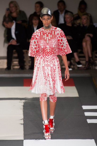 desfile-mcqueen-verao-2014-017