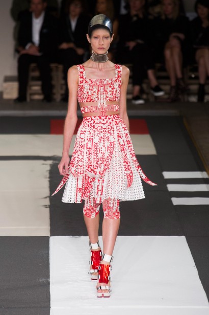 desfile-mcqueen-verao-2014-018