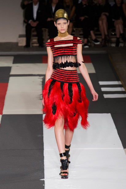 desfile-mcqueen-verao-2014-024