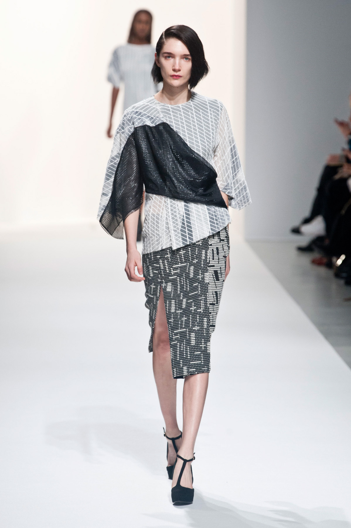 chalayan-inv2015-paris-17