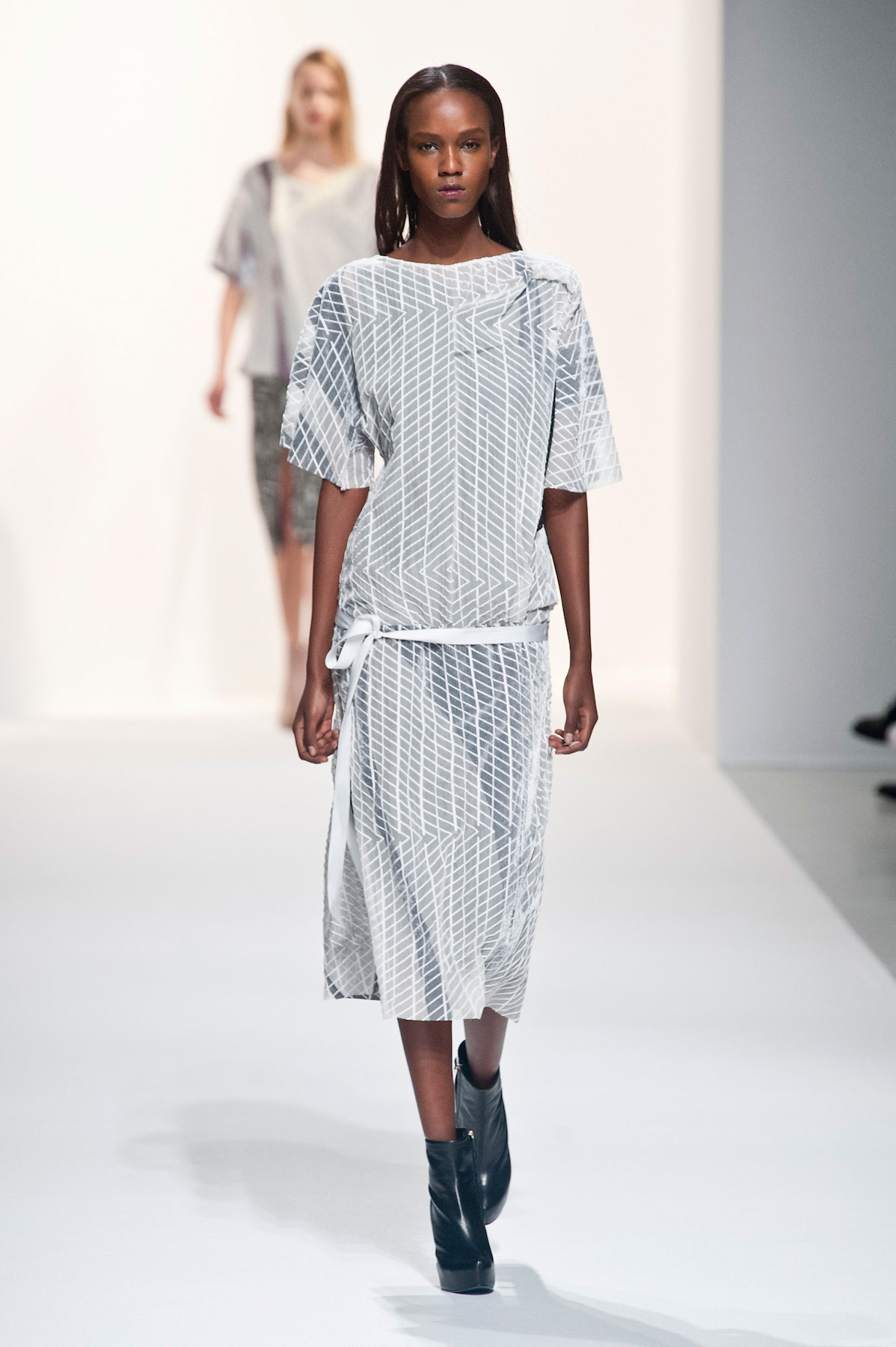 chalayan-inv2015-paris-18