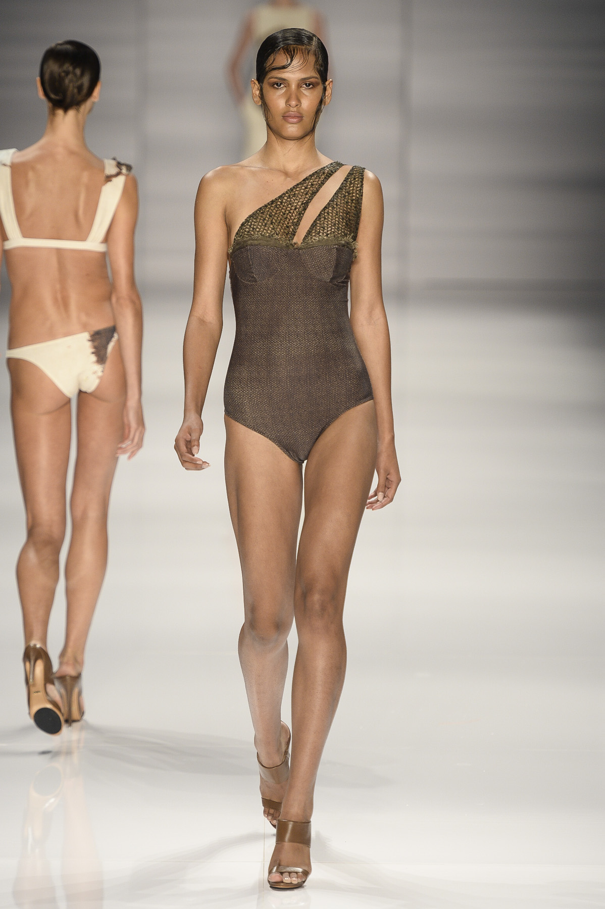 lenny-desfile-fr-verao2015-11