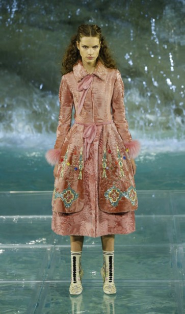 05_FENDI_HAUTE-FOURRURE_AW_1617-413x700