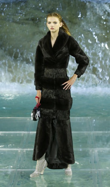 19_FENDI_HAUTE-FOURRURE_AW_1617-413x700