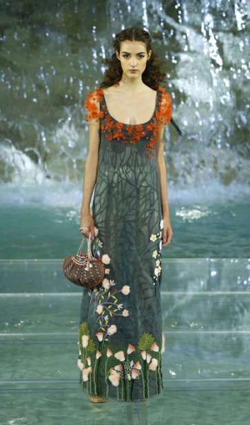 37_FENDI_HAUTE-FOURRURE_AW_1617-413x700