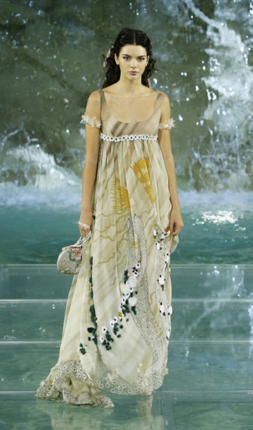 40_FENDI_HAUTE-FOURRURE_AW_1617-413x700