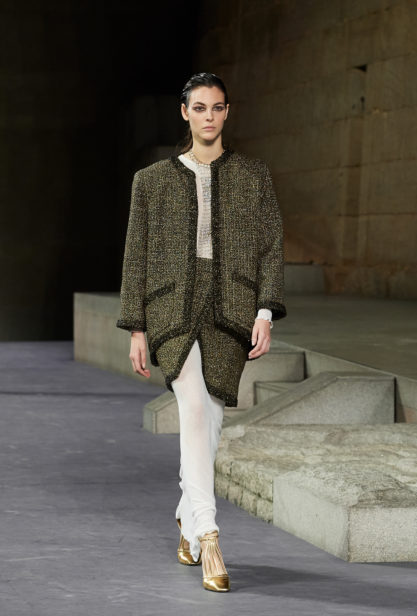 01_the_paris-new_york_2018-19_metiers_d_art_collection_look_01