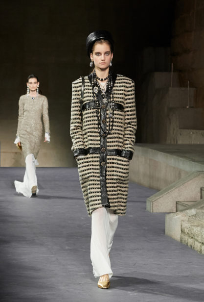 11_the_paris-new_york_2018-19_metiers_d_art_collection_look_11