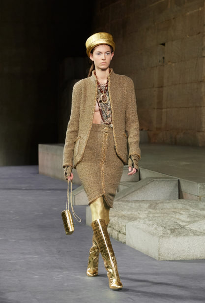 15_the_paris-new_york_2018-19_metiers_d_art_collection_look_15