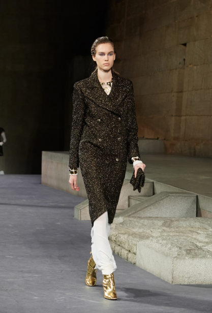 20_the_paris-new_york_2018-19_metiers_d_art_collection_look_20