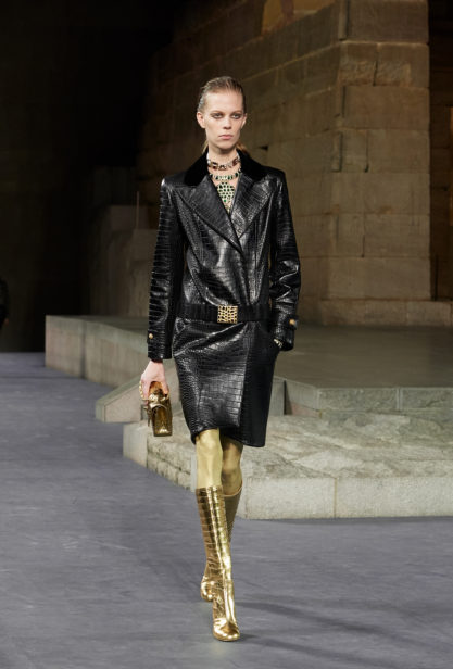 23_the_paris-new_york_2018-19_metiers_d_art_collection_look_23