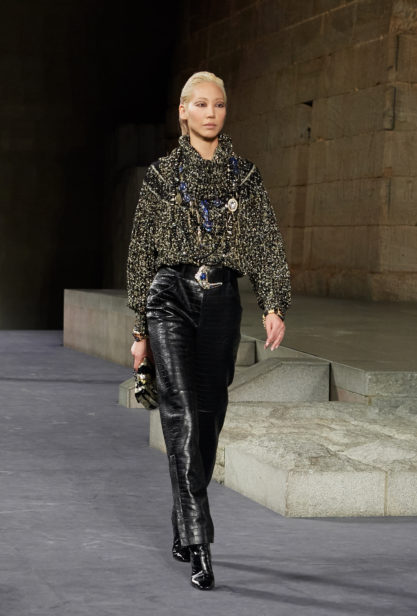 25_the_paris-new_york_2018-19_metiers_d_art_collection_look_25