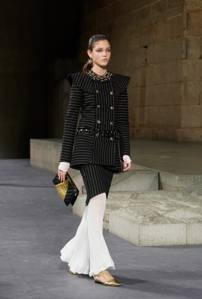 26_the_paris-new_york_2018-19_metiers_d_art_collection_look_26