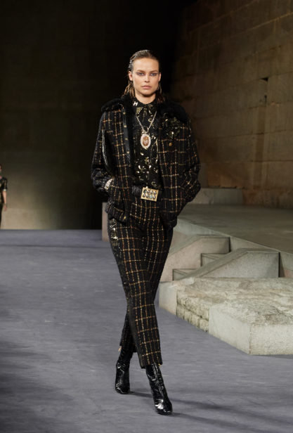 33_the_paris-new_york_2018-19_metiers_d_art_collection_look_33