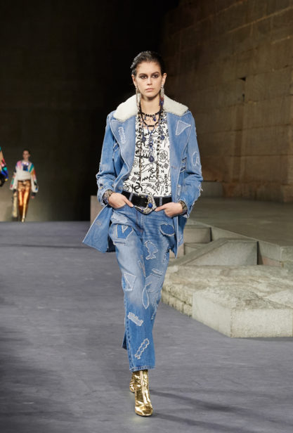 37_the_paris-new_york_2018-19_metiers_d_art_collection_look_37