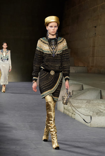 43_the_paris-new_york_2018-19_metiers_d_art_collection_look_43
